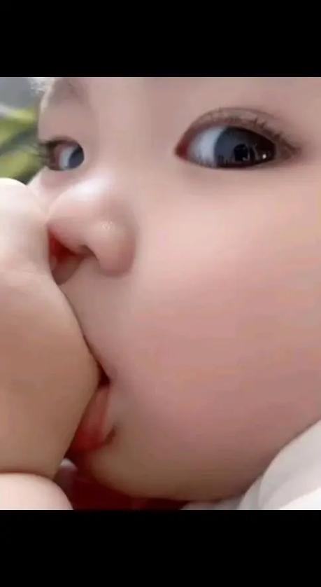 小孩吃奶视频2026