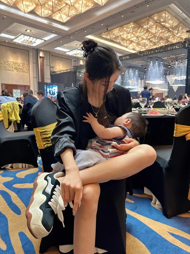 小孩吃奶视频2026