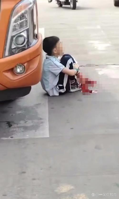 孩子被车撞视频2026