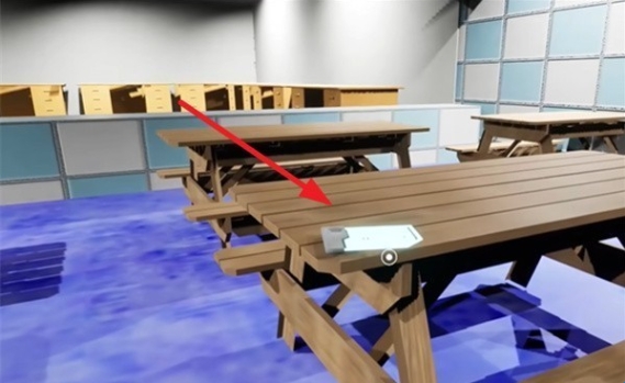 游戏内一张重要的钥匙卡特写，它正静静地躺在布满灰尘的桌面上