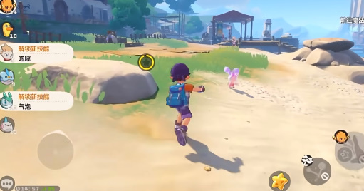 一位玩家正在野外遭遇一只闪闪发光的精灵，准备投出咕噜球