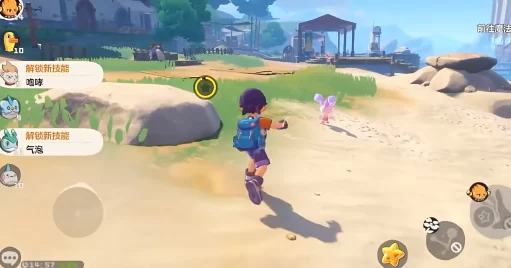 一位玩家正在野外遭遇一只闪闪发光的精灵，准备投出咕噜球