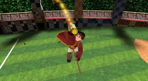 一位玩家正在手机上操控哈利波特角色，在霍格沃茨昏暗的走廊中手持魔杖，面对前方若隐若现的蛇怪阴影。