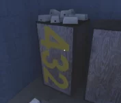 一个标有“432”的盒子，里面装满了卷笔刀。