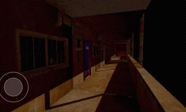 一名角色正在昏暗光线下进行面部拼接，桌上散落着各种五官器官