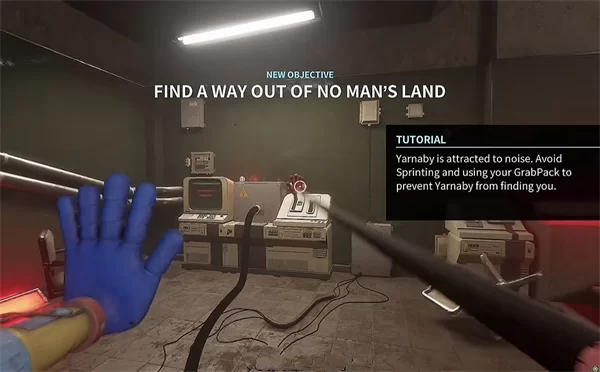 游戏内部场景截图,展示昏暗的走廊和恐怖的玩具怪物 游戏内部场景截图,展示昏暗的走廊和恐怖的玩具怪物